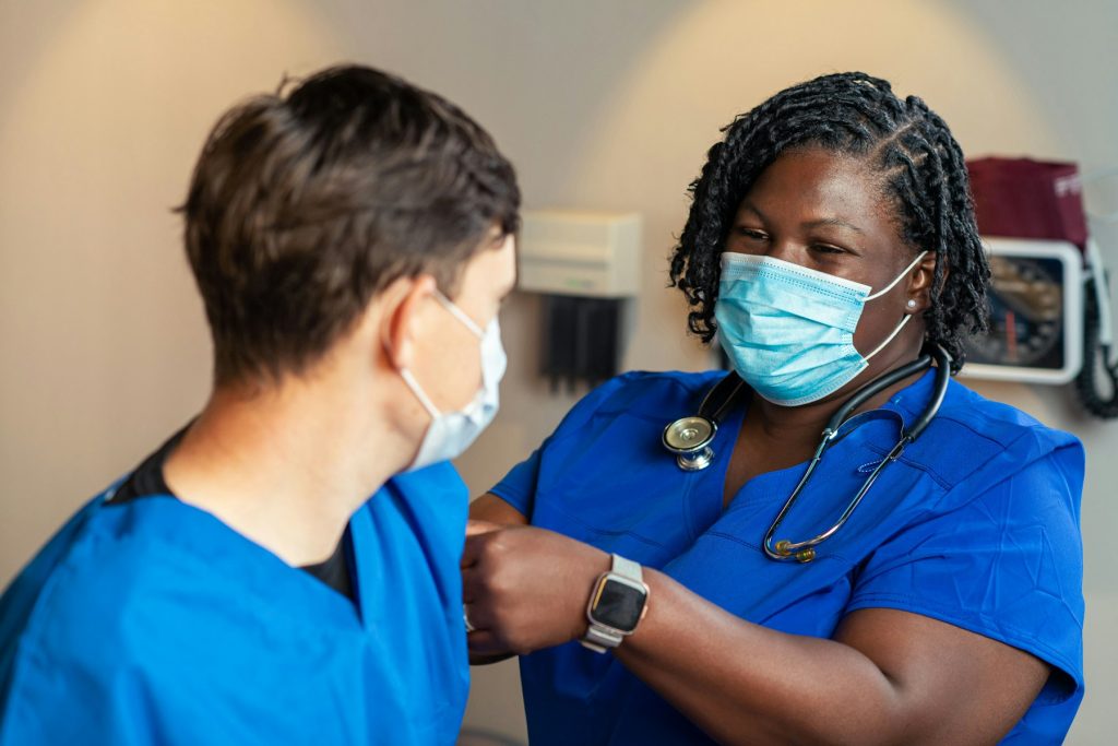 Zorgprofessionals in uniform op de werkvloer